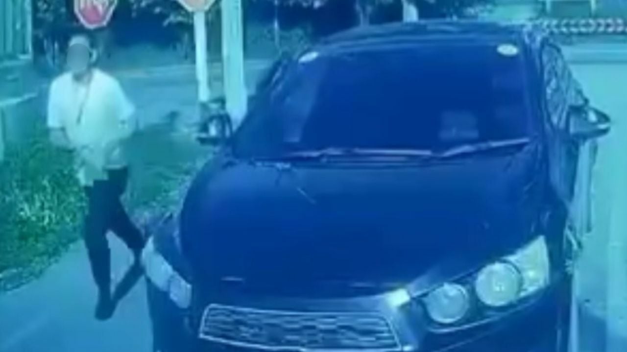 Thai man damages another man's car with axe on Chon Buri road