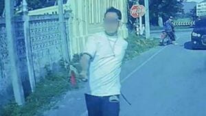 Thai axe man damages car with child inside in Chon Buri road rage
