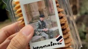 Heartfelt project: Thai photographer offers portraits and snacks to border soldiers