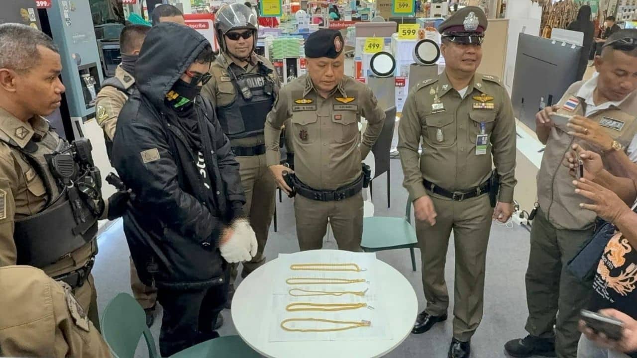 Thai man arrested minutes after stealing 1.3 million baht gold from Songkhla mall