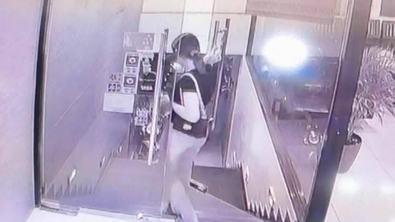 Shower-time heist: Indian man loses 20,000 baht in cash to Pattaya sex worker | News by Thaiger