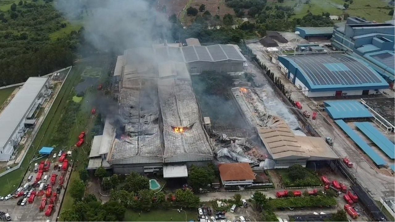 Fire at Saraburi paper factory claims 6 lives and leaves over 10 missing | News by Thaiger