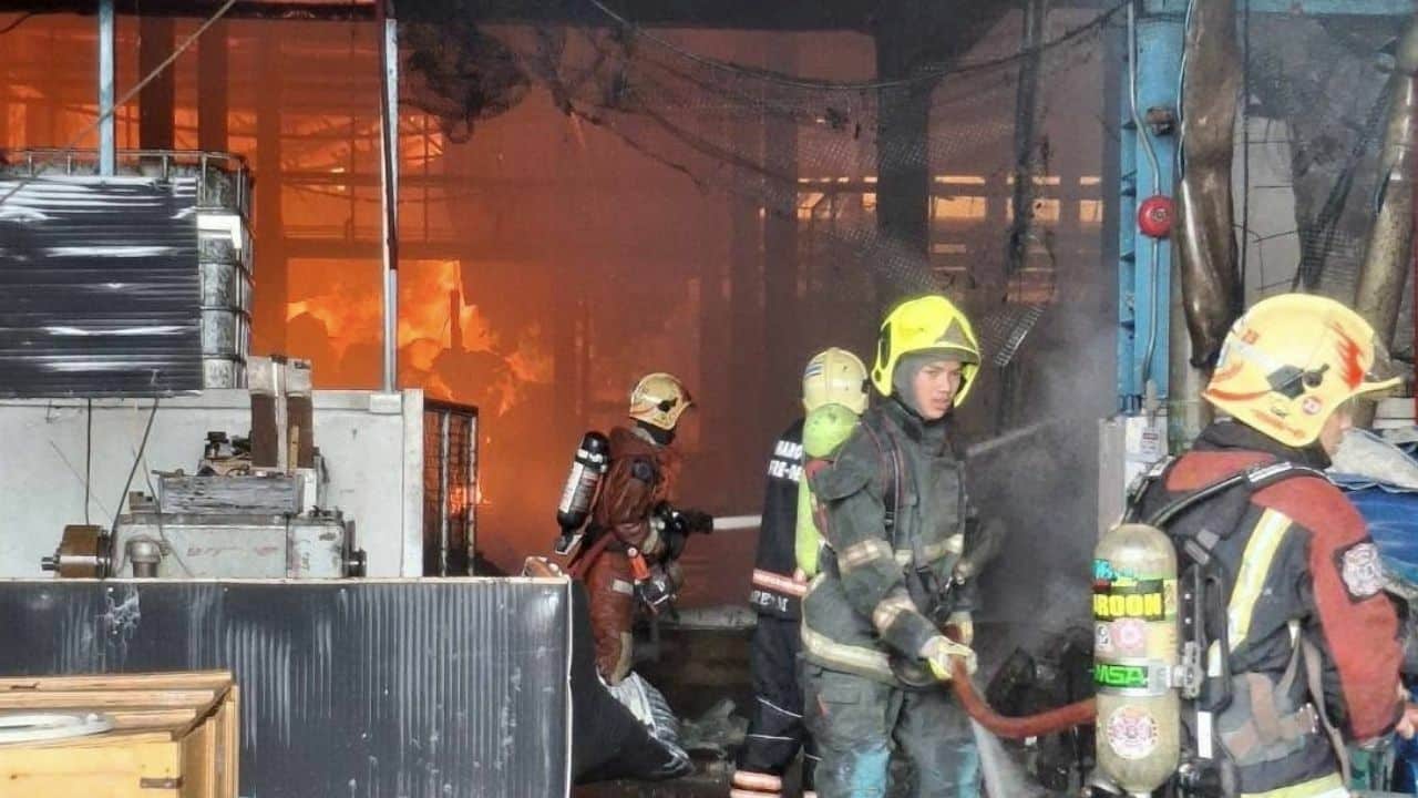 Fire at Saraburi paper factory claims 6 lives and leaves over 10 missing | News by Thaiger