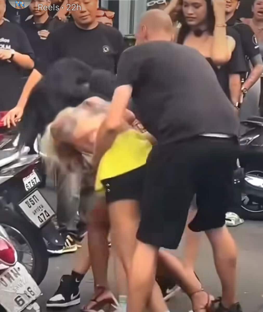 Swinging street: Catfight erupts near Pattaya Walking Street (video) | News by Thaiger