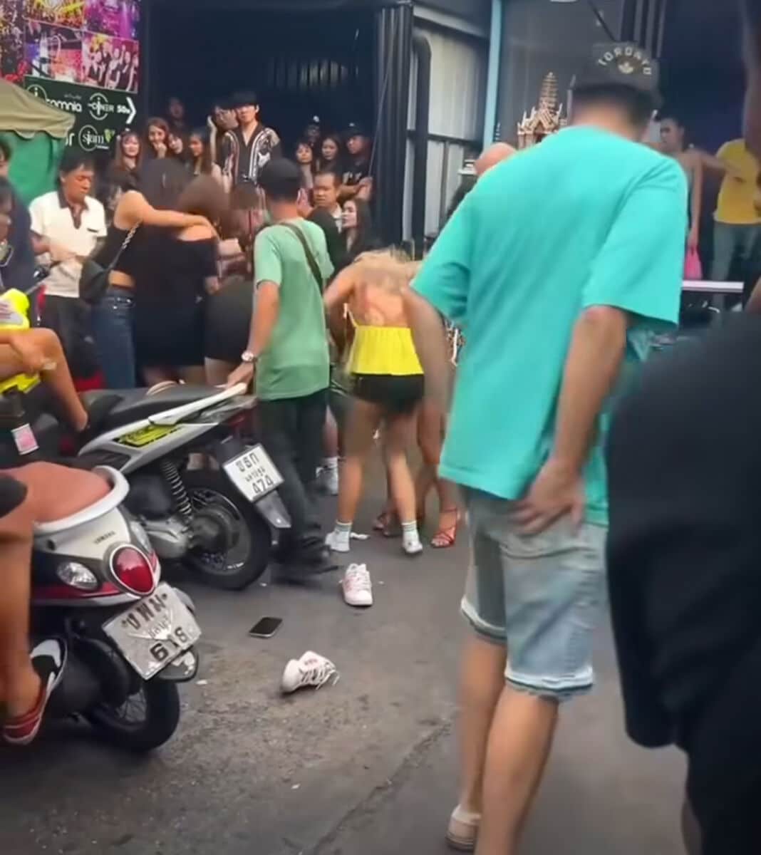 Swinging street: Catfight erupts near Pattaya Walking Street (video) | News by Thaiger