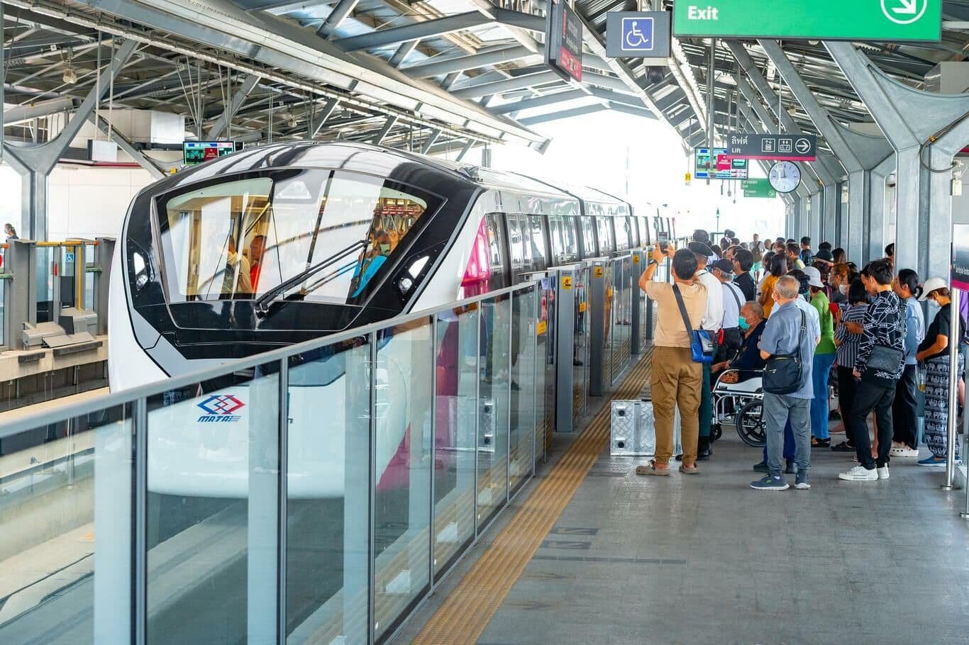Pink Line plunge: Ridership nosedives 68% after fares kick in | News by Thaiger