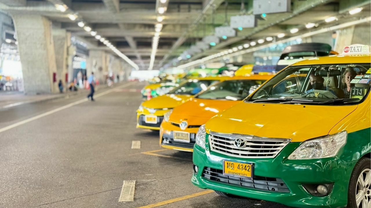 The line of taxis at Suvarnabhumi Airport