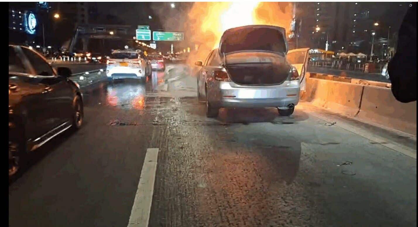 Rush hour inferno: Car fire sparks Vibhavadi traffic chaos (video) | News by Thaiger