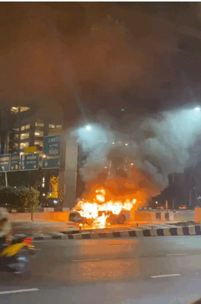Rush hour inferno: Car fire sparks Vibhavadi traffic chaos (video) | News by Thaiger