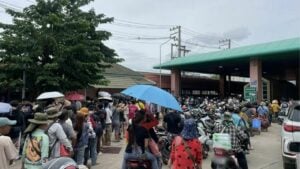 Cambodian rush at Sa Kaeo border amid closure fears