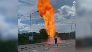 Lorry explosion in Chon Buri sends flames 10 metres high (video)
