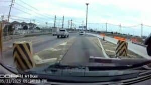 Gecko blamed as toll booth slams car in Chachoengsao chaos (video)