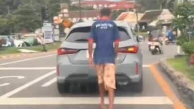 Mystery man goes viral for ‘following’ cars at Phuket traffic light (video)