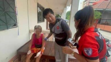Chon Buri woman slashes wrist in despair, rescued