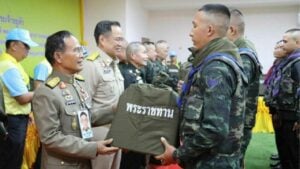 Thai king supports troops at Thai-Cambodian border with gifts