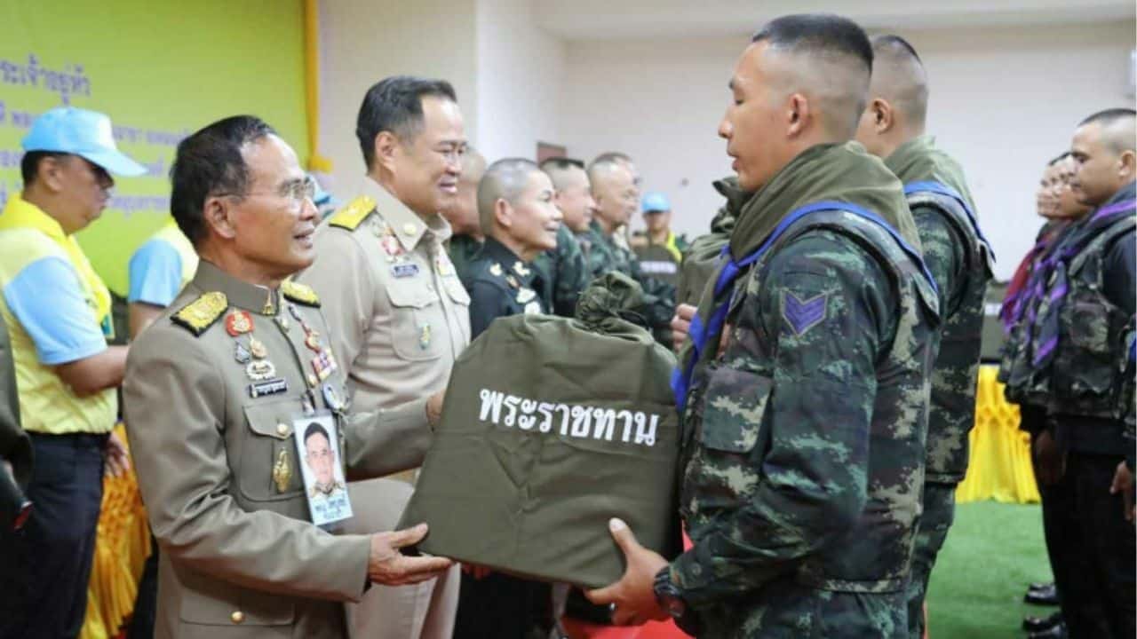 Thai king supports troops at Thai-Cambodian border with gifts