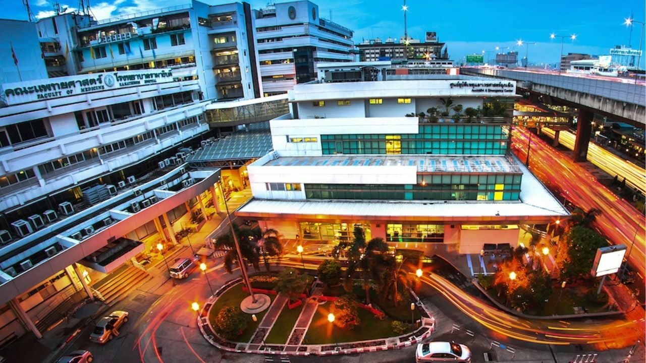 Bangkok protest shuts hospital clinics, triggers traffic meltdown