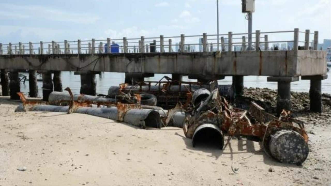 Pattaya deputy mayor leads cleanup of sunken docking buoys