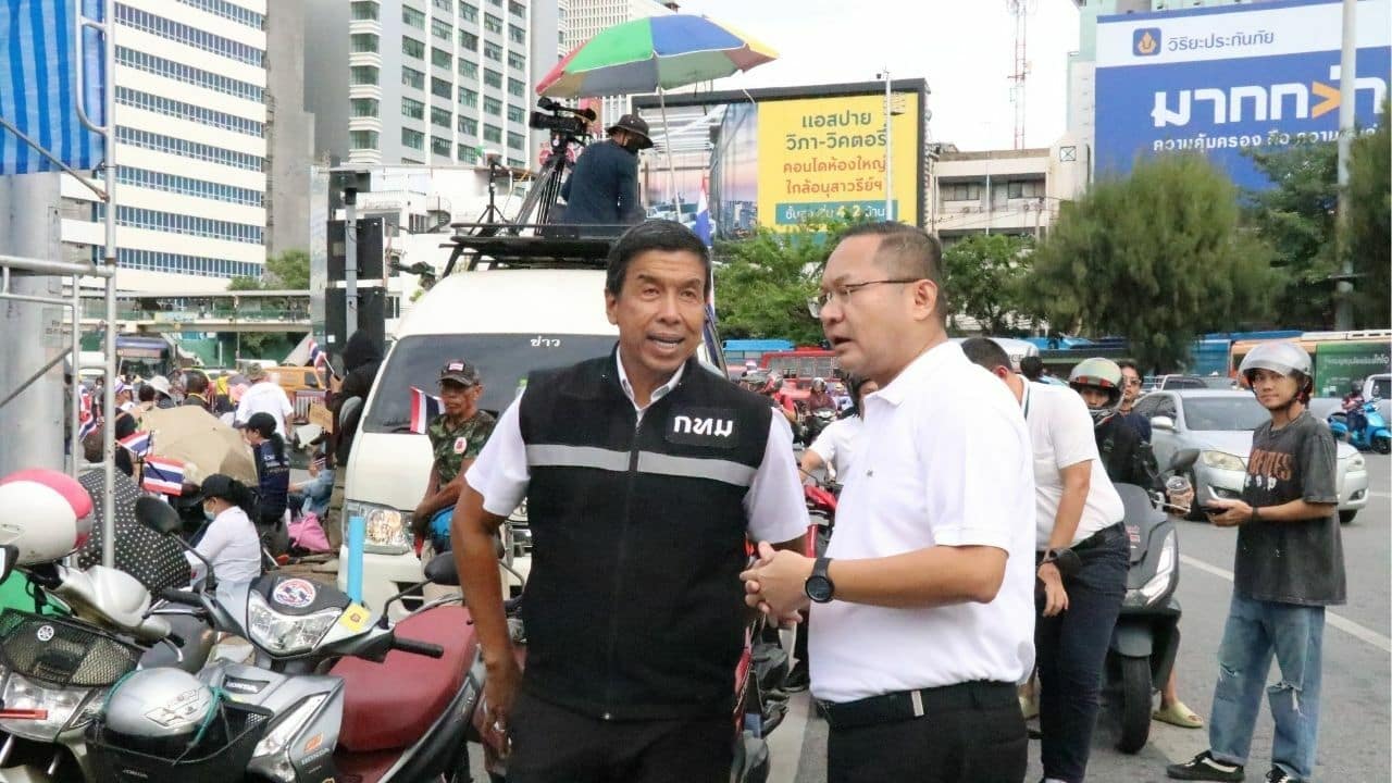 Protest showdown: Bangkok governor inspects Victory Monument
