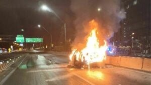 Rush hour inferno: Car fire sparks Vibhavadi traffic chaos (video)