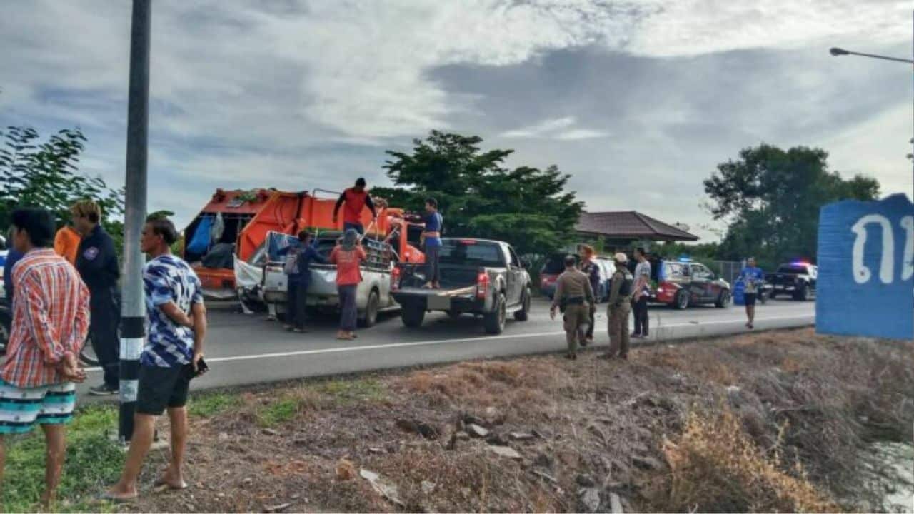 Municipal waste collector killed by pickup in Bang Phae accident