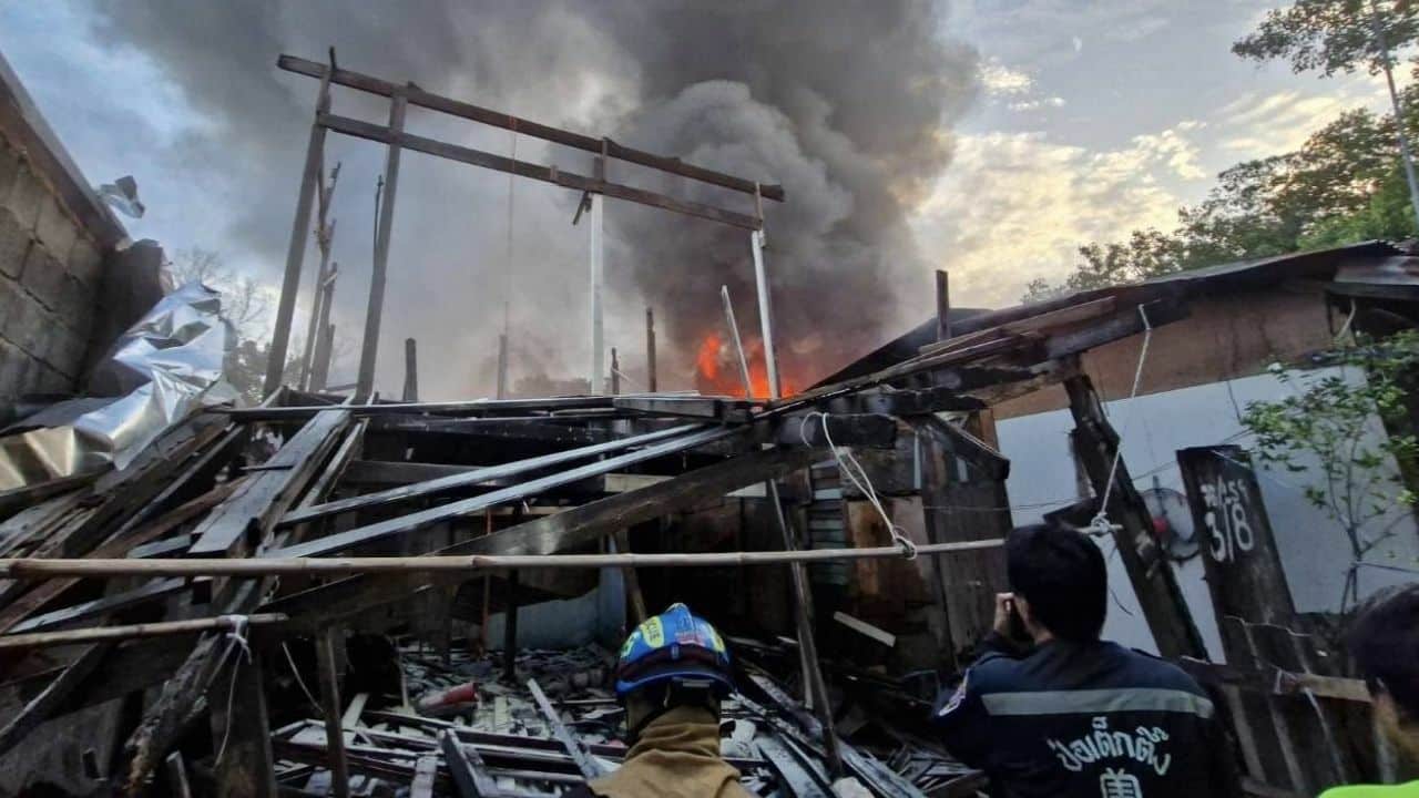 Fire damages homes in Khlong Toei community, extinguished swiftly
