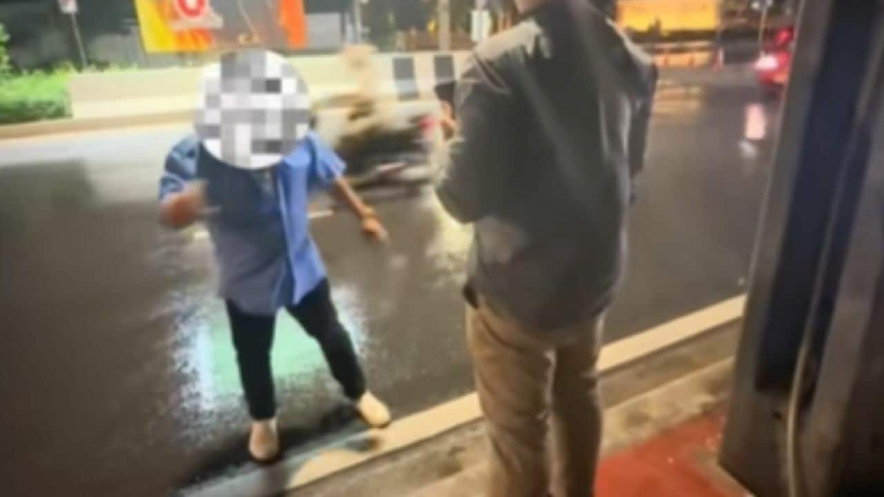 Bangkok taxi driver caught without licence demands fixed fare (video)