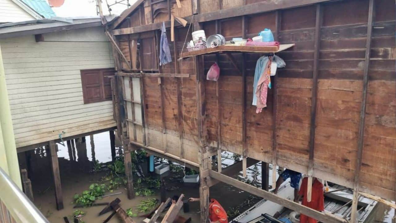 Wooden house collapses into Chao Phraya River, woman rescued