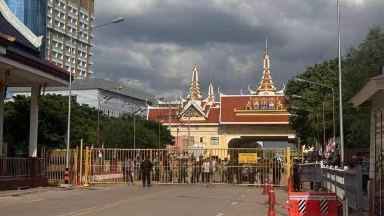 Thailand-Cambodia border checkpoint closure leaves thousands stranded