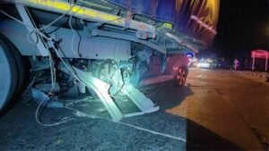 Young driver dies in crash with 10-wheeler truck in Pathum Thani