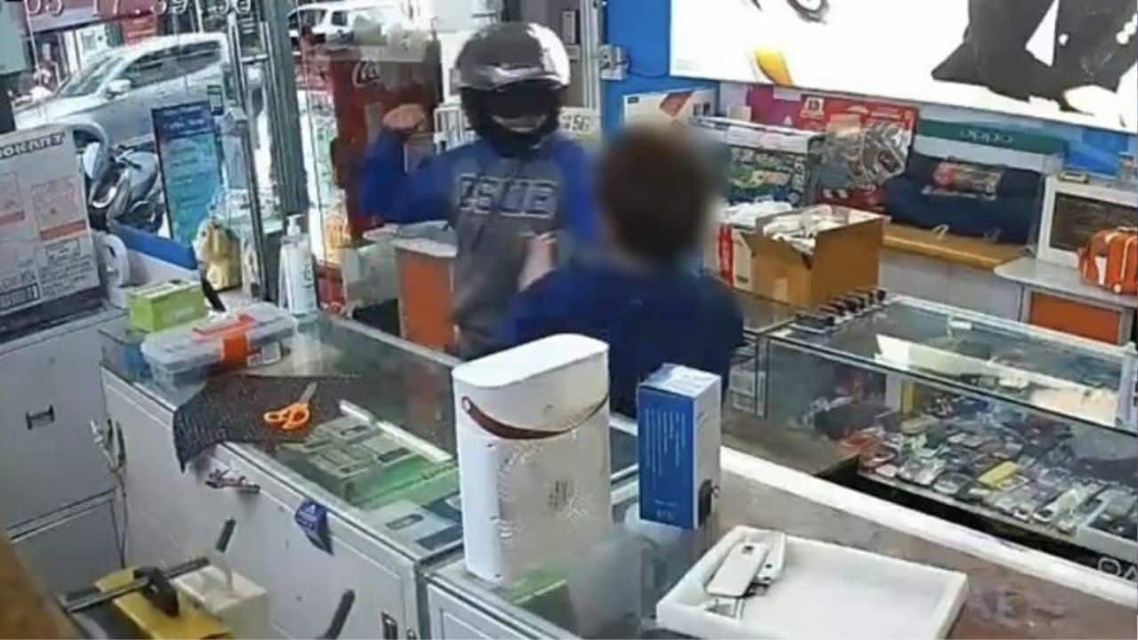 Delivery rider attacks mobile shop owner over package delay in Nonthaburi