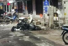 Pattani police hunt suspects after twin bombings in night market (video)