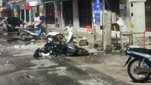 Pattani police hunt suspects after twin bombings in night market (video)
