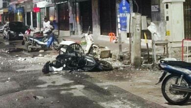 Pattani police hunt suspects after twin bombings in night market (video)