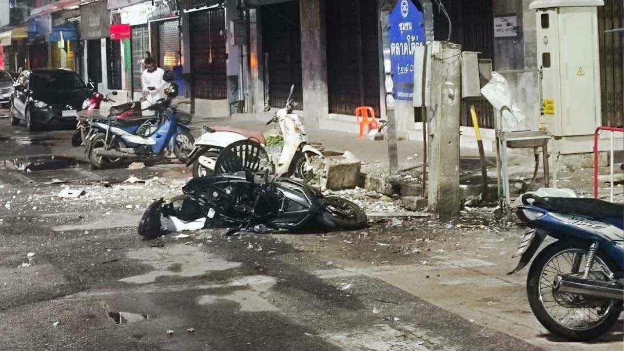Pattani police hunt suspects after twin bombings in night market (video)