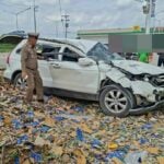 Driver injured as paper boxes fall from truck in Chachoengsao | Thaiger