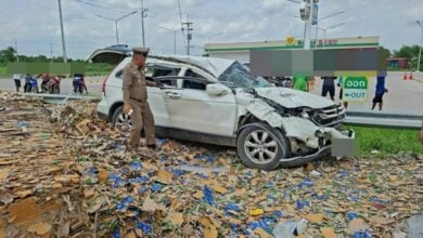 Driver injured as paper boxes fall from truck in Chachoengsao