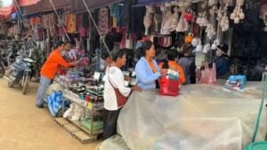 Cambodian vendors leave Chong Chom market amid border tensions