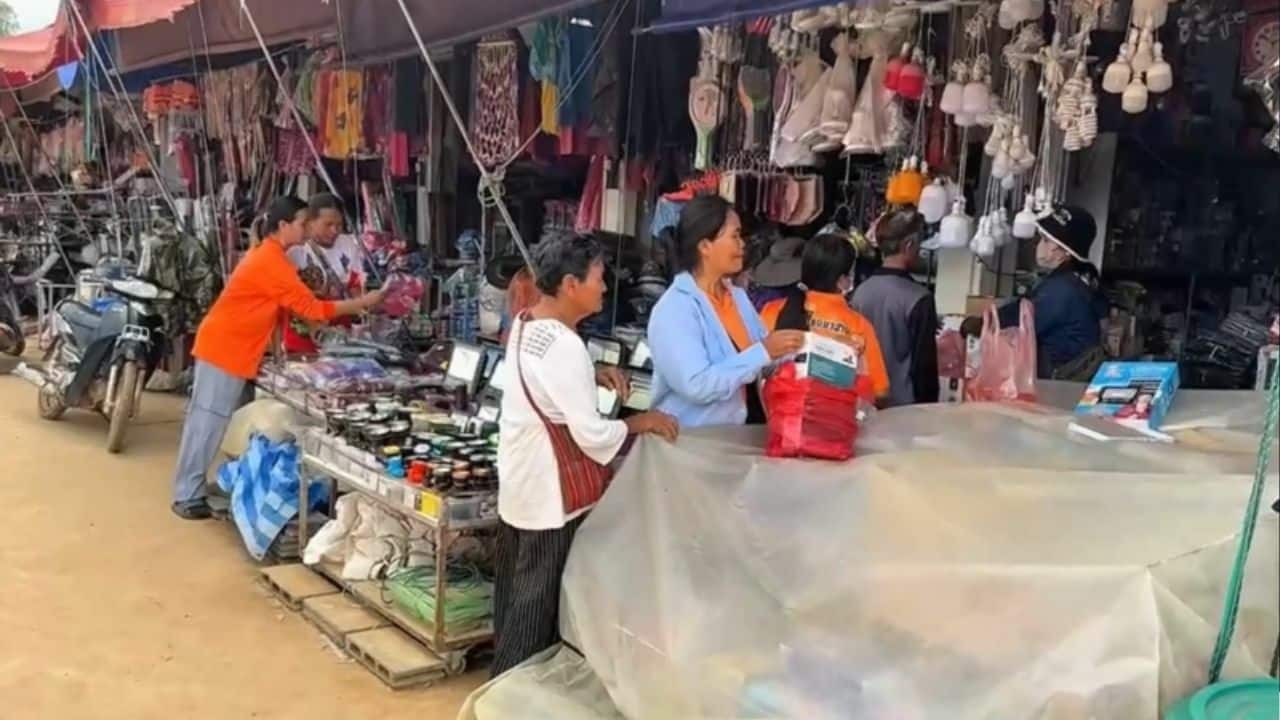 Cambodian vendors leave Chong Chom market amid border tensions