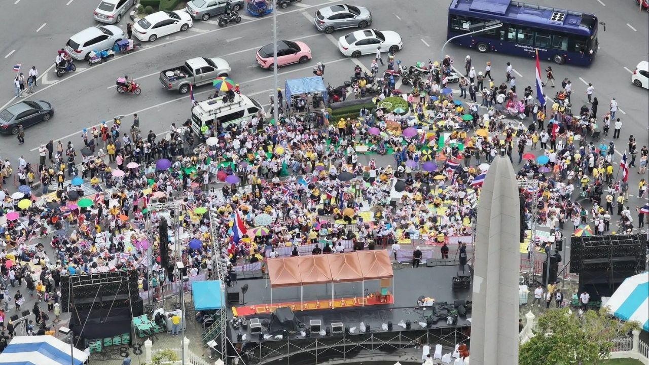 Thousands protest in Bangkok, demand PM Shinawatra’s resignation
