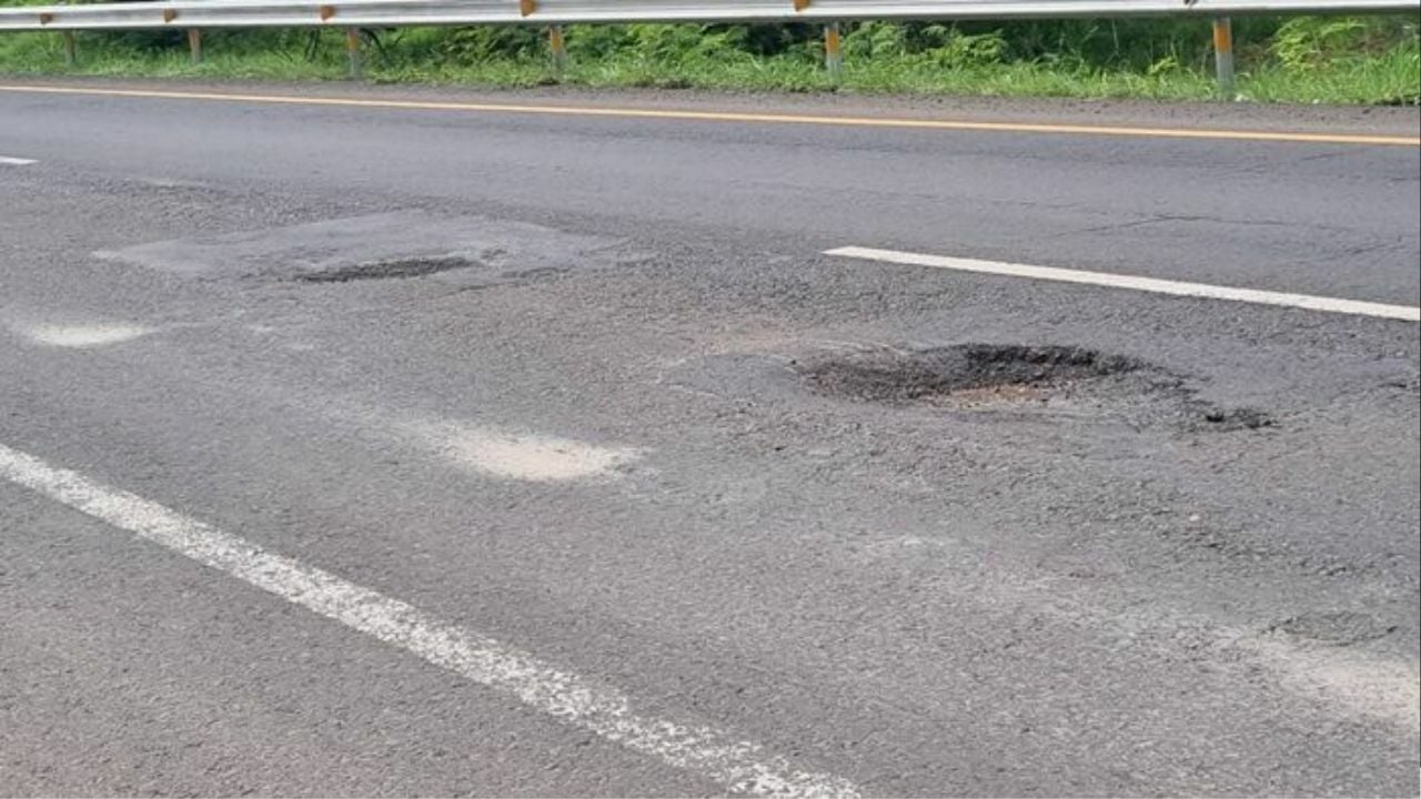Large pothole on Chok Chai-Det Udom Road causes vehicle damage