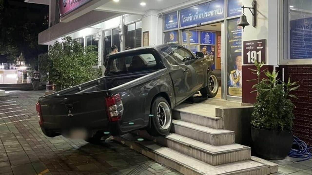 Man fined 2000 baht for crashing into Bangkok police station