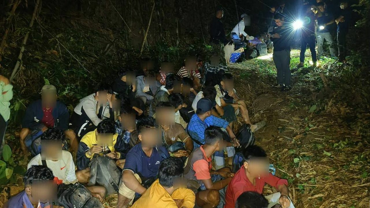 Thai police thwart migrant smuggling after truck stuck in mud
