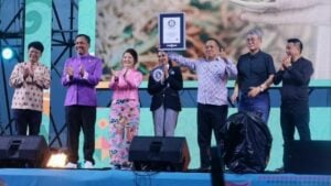 Phuket sets world record with largest Hokkien noodle stir-fry