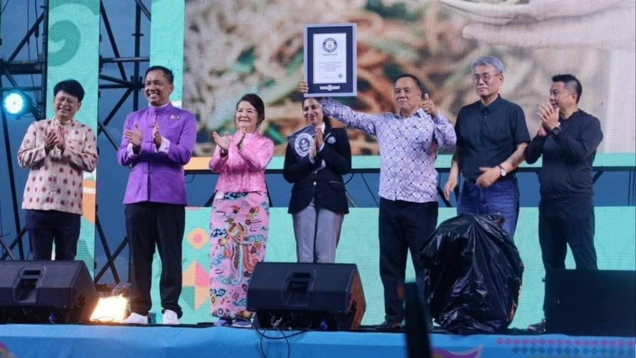 Phuket sets world record with largest Hokkien noodle stir-fry