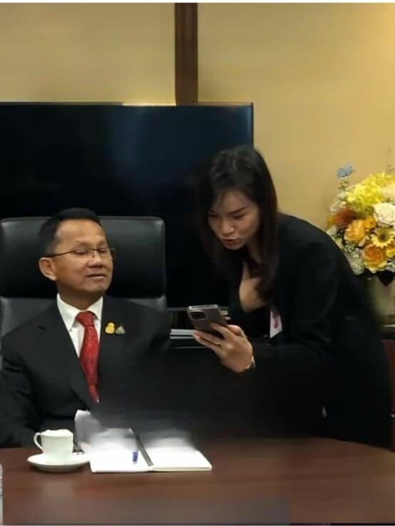 Health minister denies favouritism in photos with Chinese students | News by Thaiger