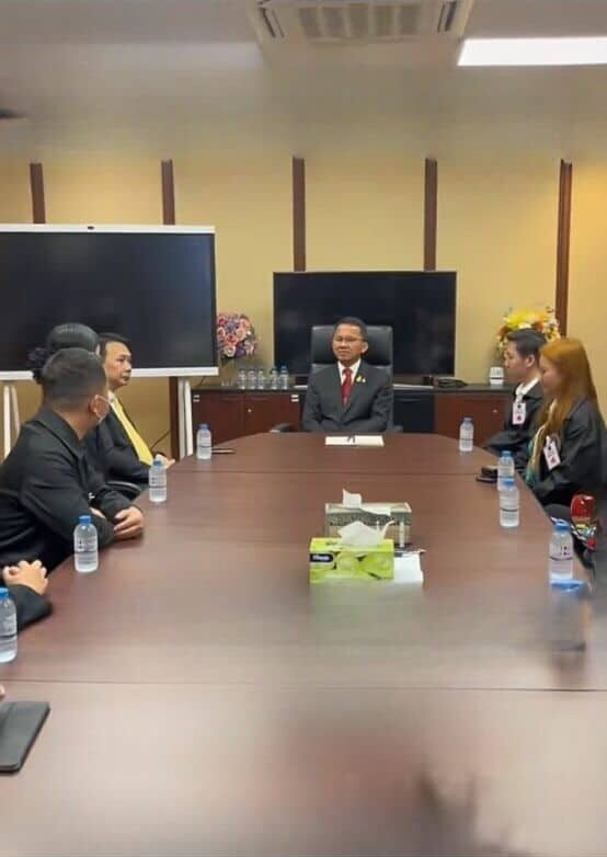 Health minister denies favouritism in photos with Chinese students | News by Thaiger