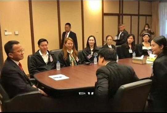Health minister denies favouritism in photos with Chinese students | News by Thaiger