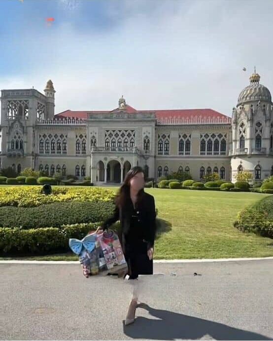 Health minister denies favouritism in photos with Chinese students | News by Thaiger