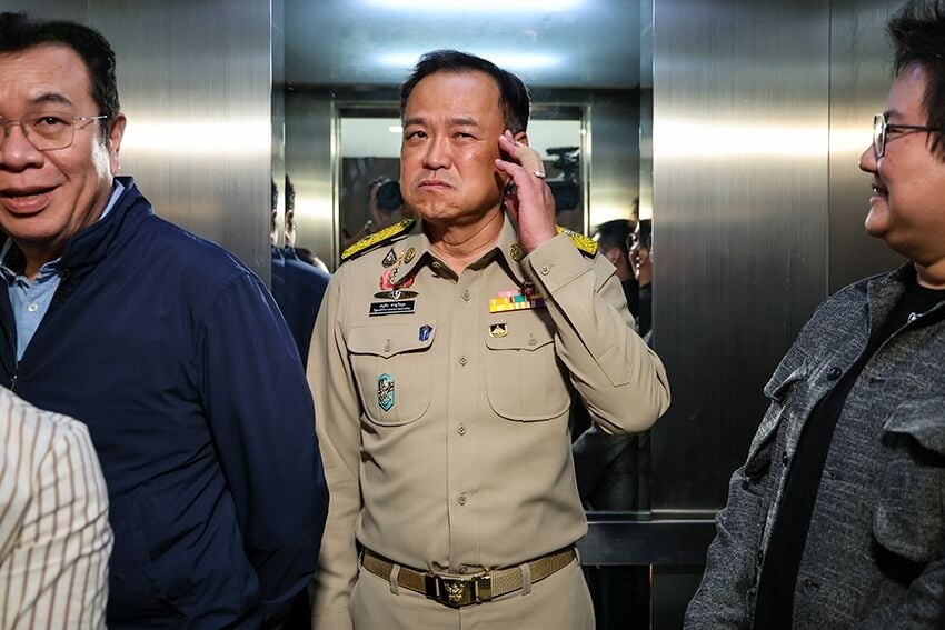 Thai king supports troops at Thai-Cambodian border with gifts | News by Thaiger